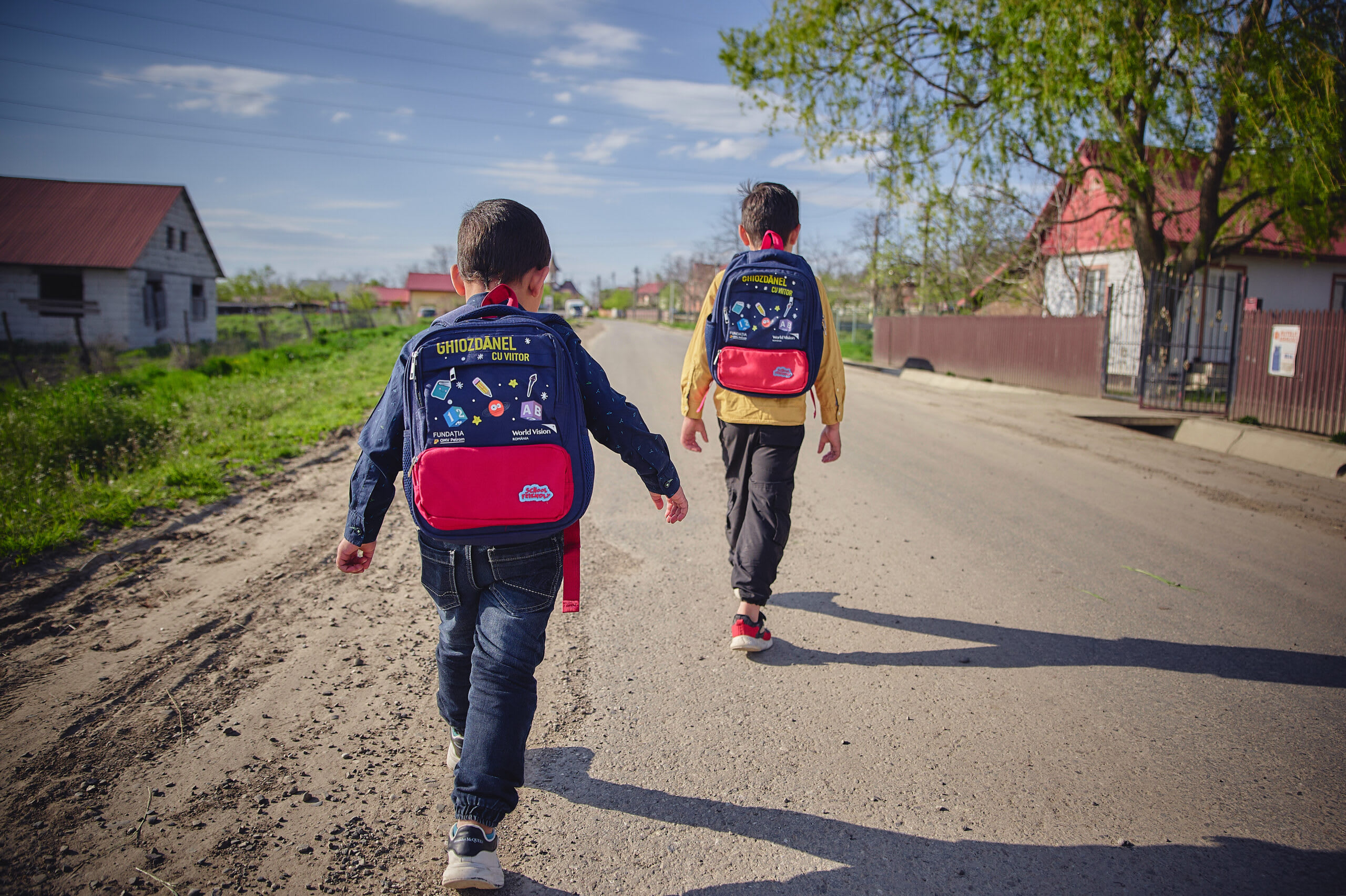 Copii din Gorj cu ghiozdănele și educatori în activitate