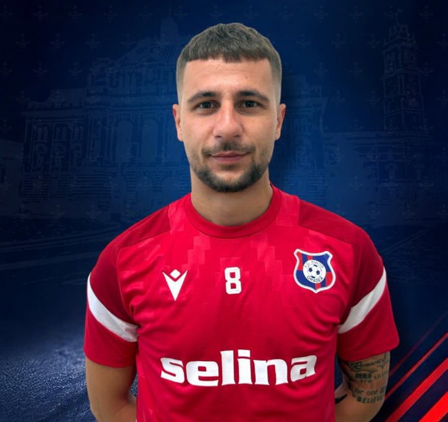 Fotbalist în acțiune pe terenul din Oradea