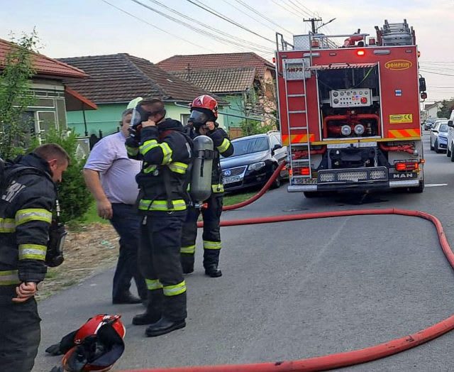 Pompieri în acțiune la incendiu la o autoutilitară în Dedrad