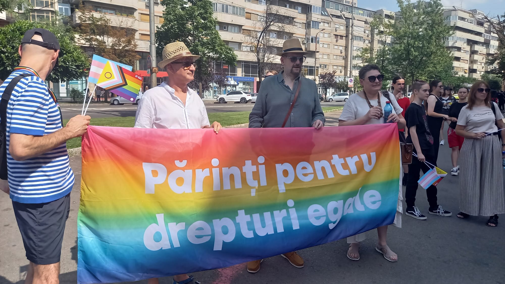 Demonstrație Pride în Oradea, participanți cu drapele și bannere LGBTQ+