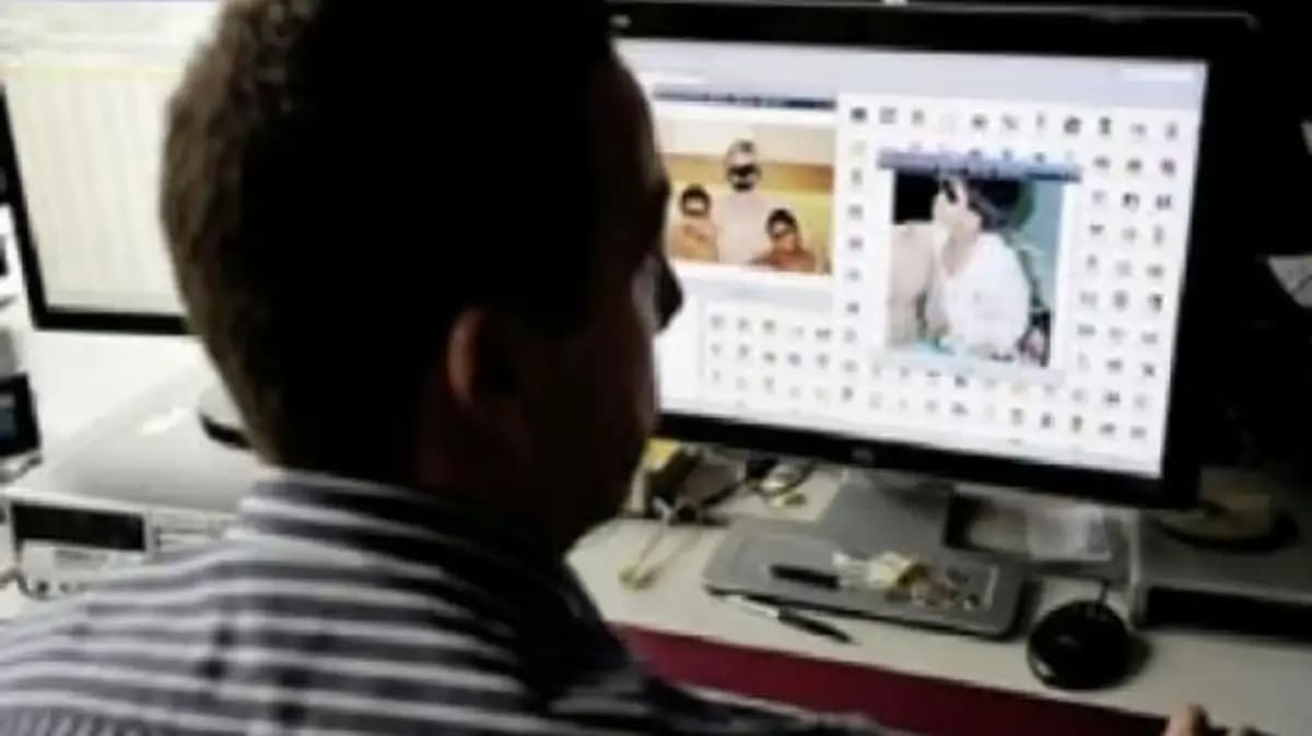 Polițist verificând dispozitive electronice în anchetă