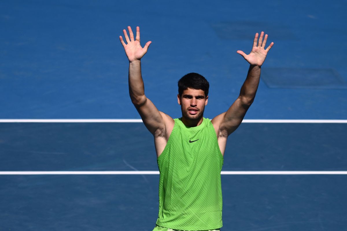 Rafael Jódar în timpul unui meci de tenis, în echipament sportiv, pe terenul de la Londra