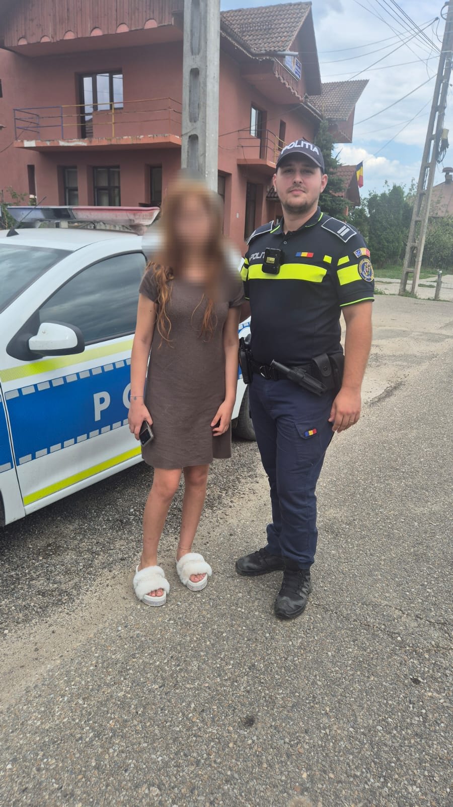 Polițiști din Gorj verificând casa unui tânăr de 20 de ani Polițiști din Gorj verificând casa unui tânăr de 20 de ani