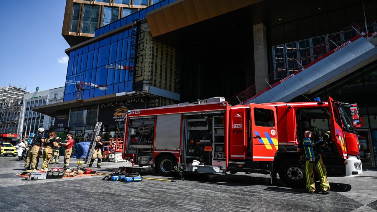 Echipaj de pompieri belgieni intervenind la incendiu pe șantier