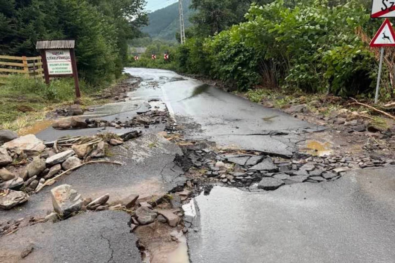 Asfalt distrus de ploaie în Vlăhița