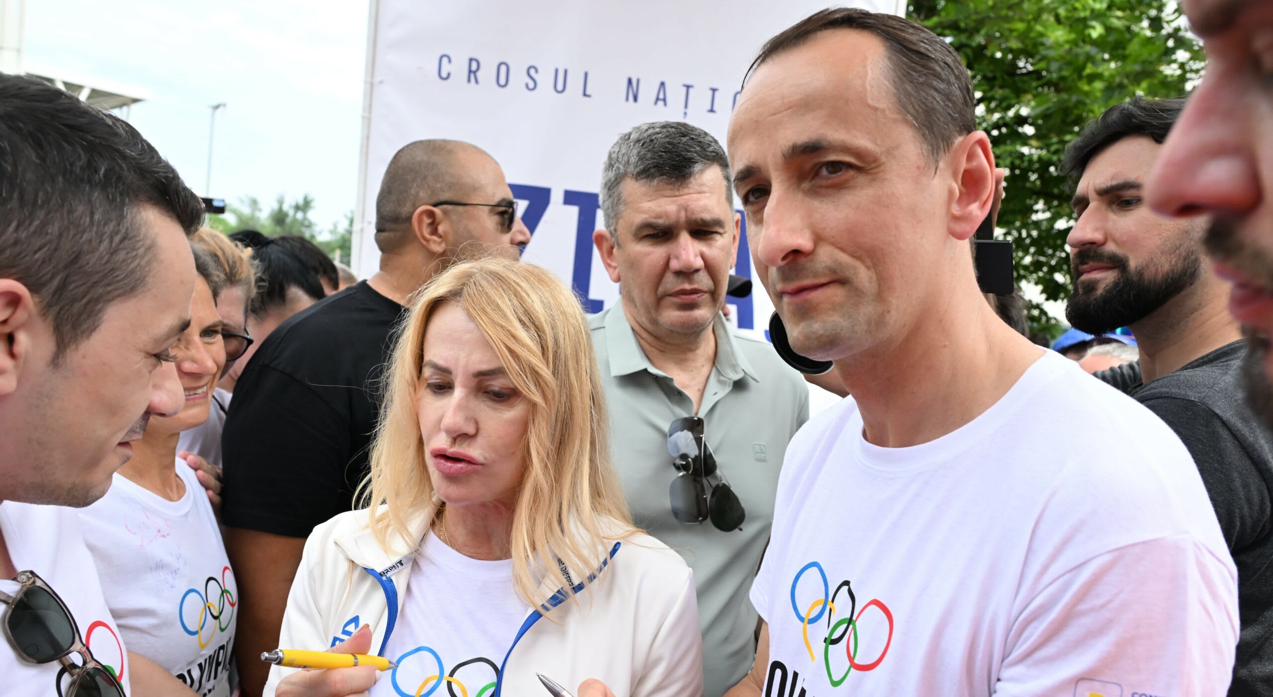 Nadia Comăneci în sală de gimnastică, gest de susținere