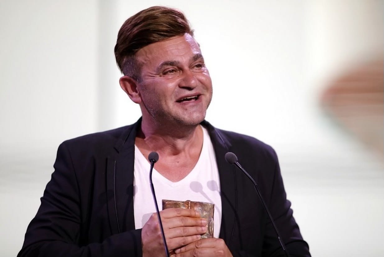 Actorul Ion Rizea în scenă, gest de salut