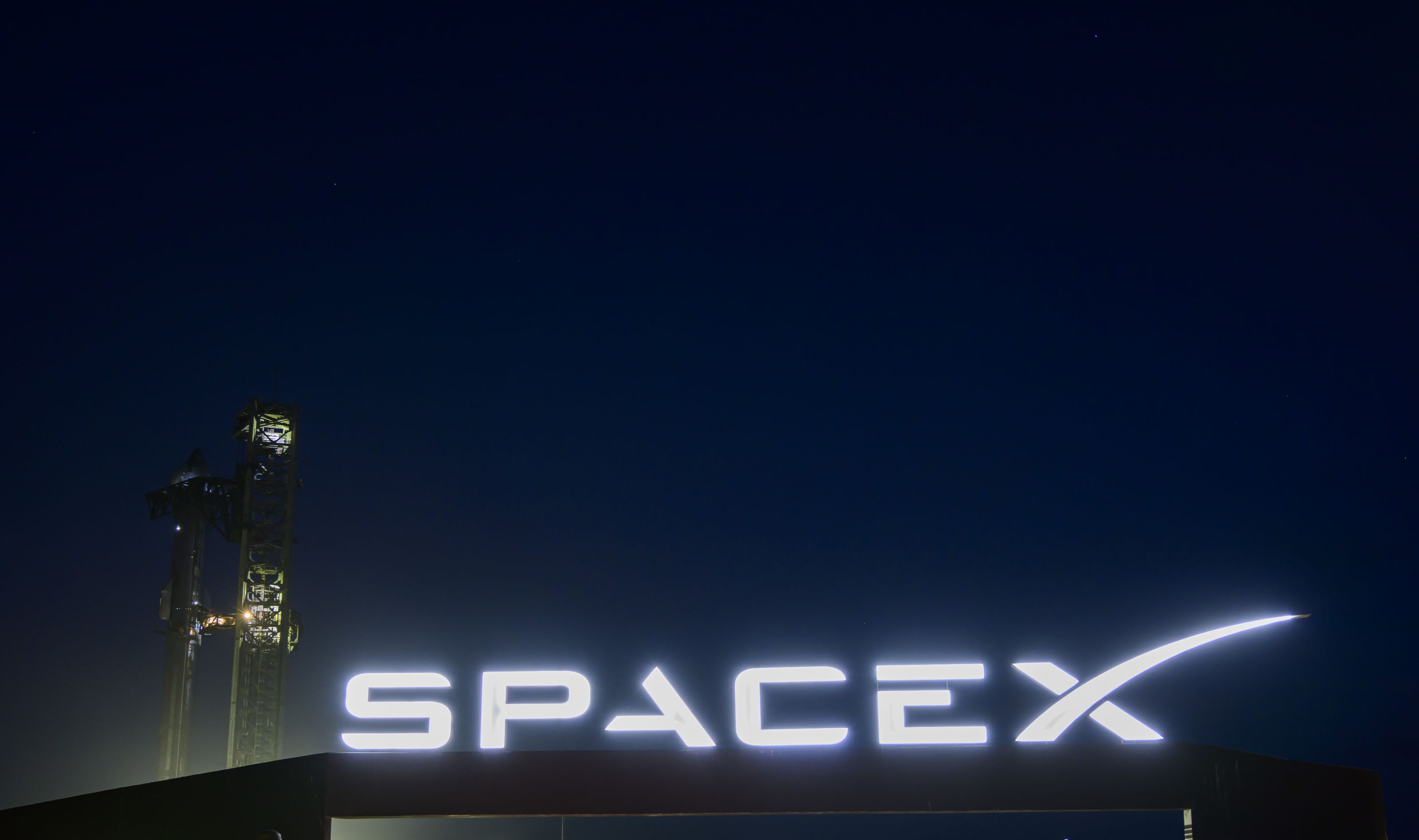 Acțiuni bursiere în scădere, grafice financiare, logo SpaceX