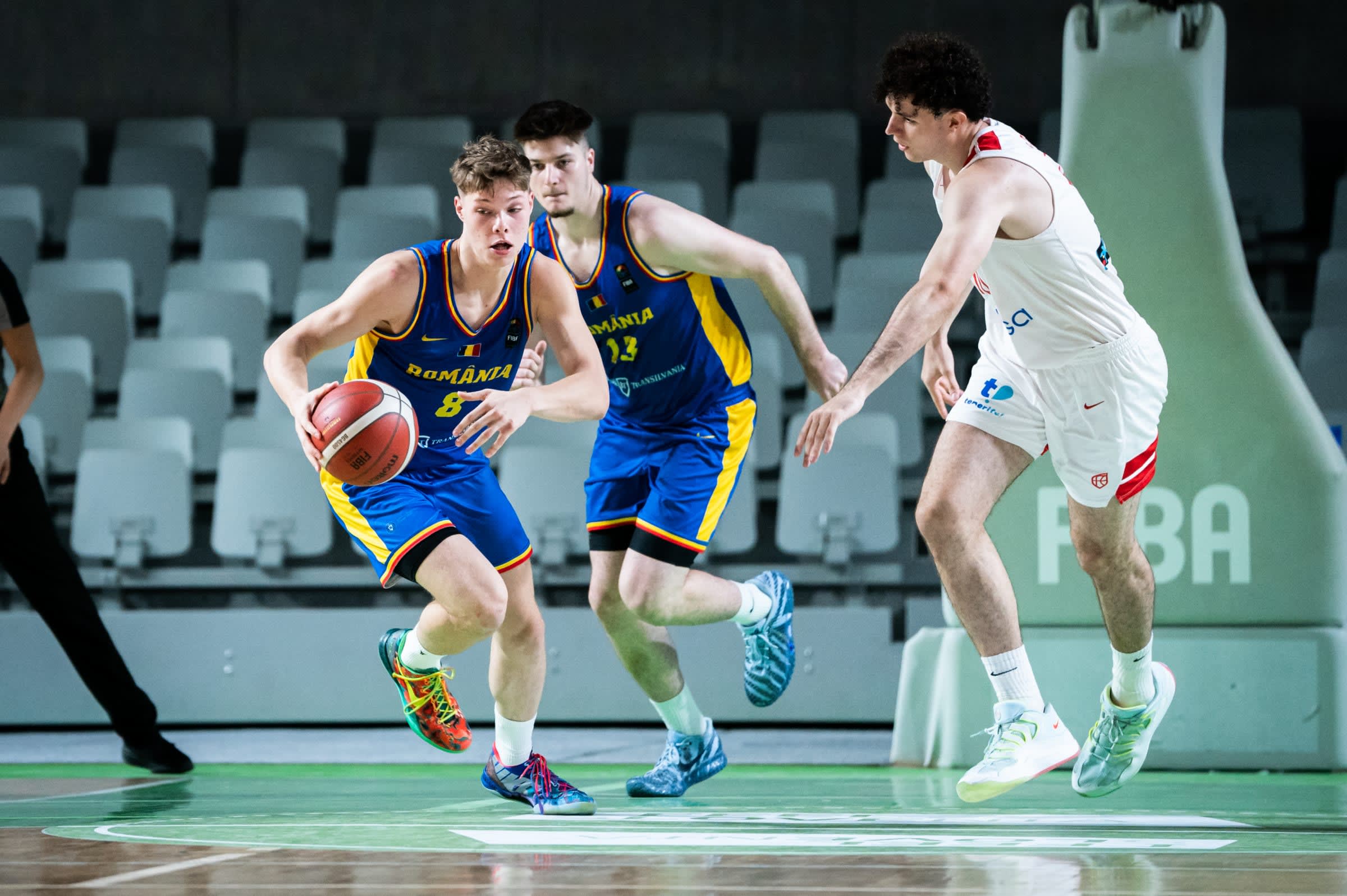 Jucători români de baschet în meci cu Spania la Euro U20