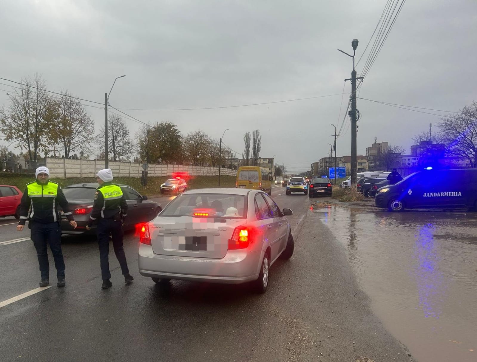 Polițiști români în acțiune în timpul descinderilor la Constanța
