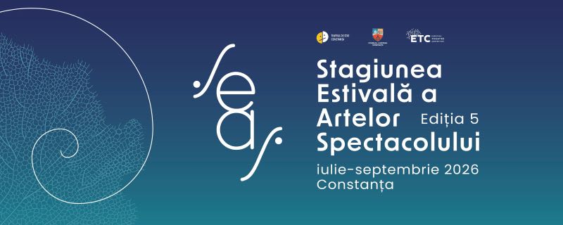 Spectatori la teatru în Constanța, evenimente culturale în aer liber