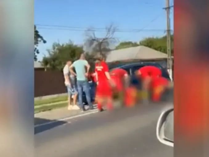 Mașină oprită pe marginea drumului, ambulanță SMURD și echipaj medical în acțiune