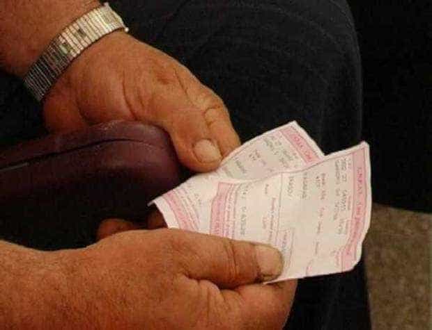 Polițiști DIICOT în timpul perchezițiilor în România