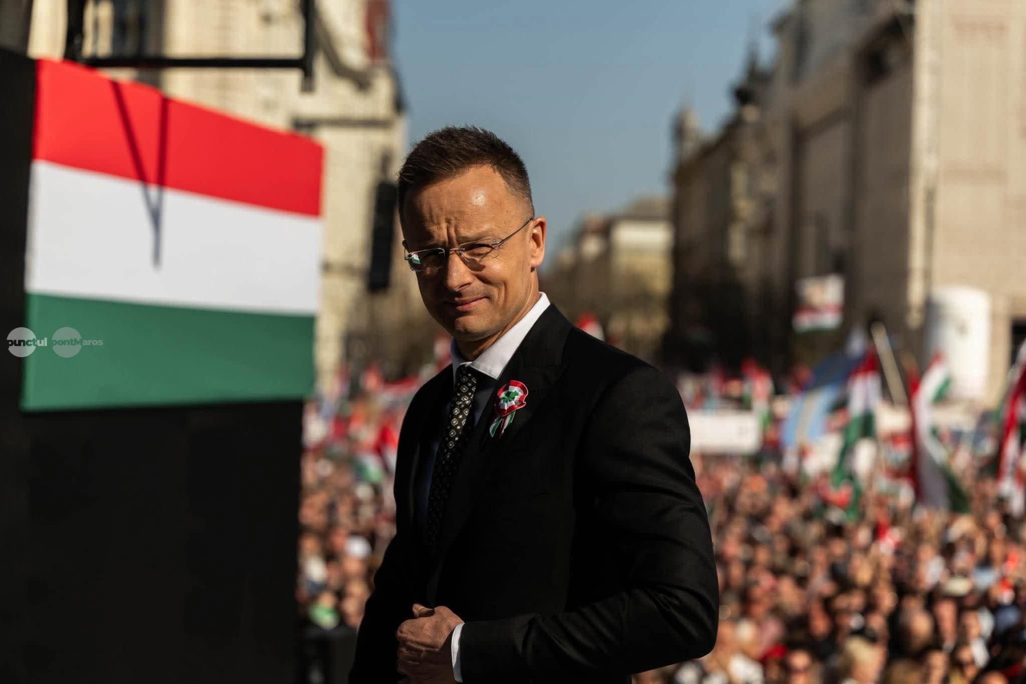 Péter Szijjártó în fața companiei BYD, China