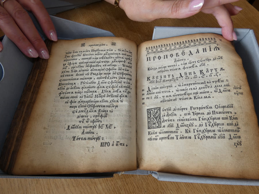 Volum vechi «Sicriul de aur» din 1683, păstrat la Biblioteca Universității din Oradea