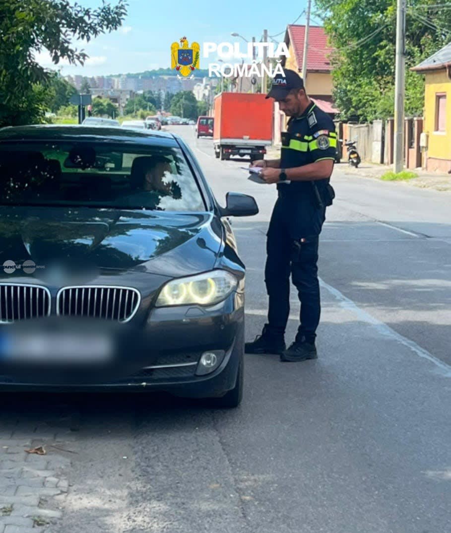 Polițiști din Mureș verificând autovehicule și trenuri