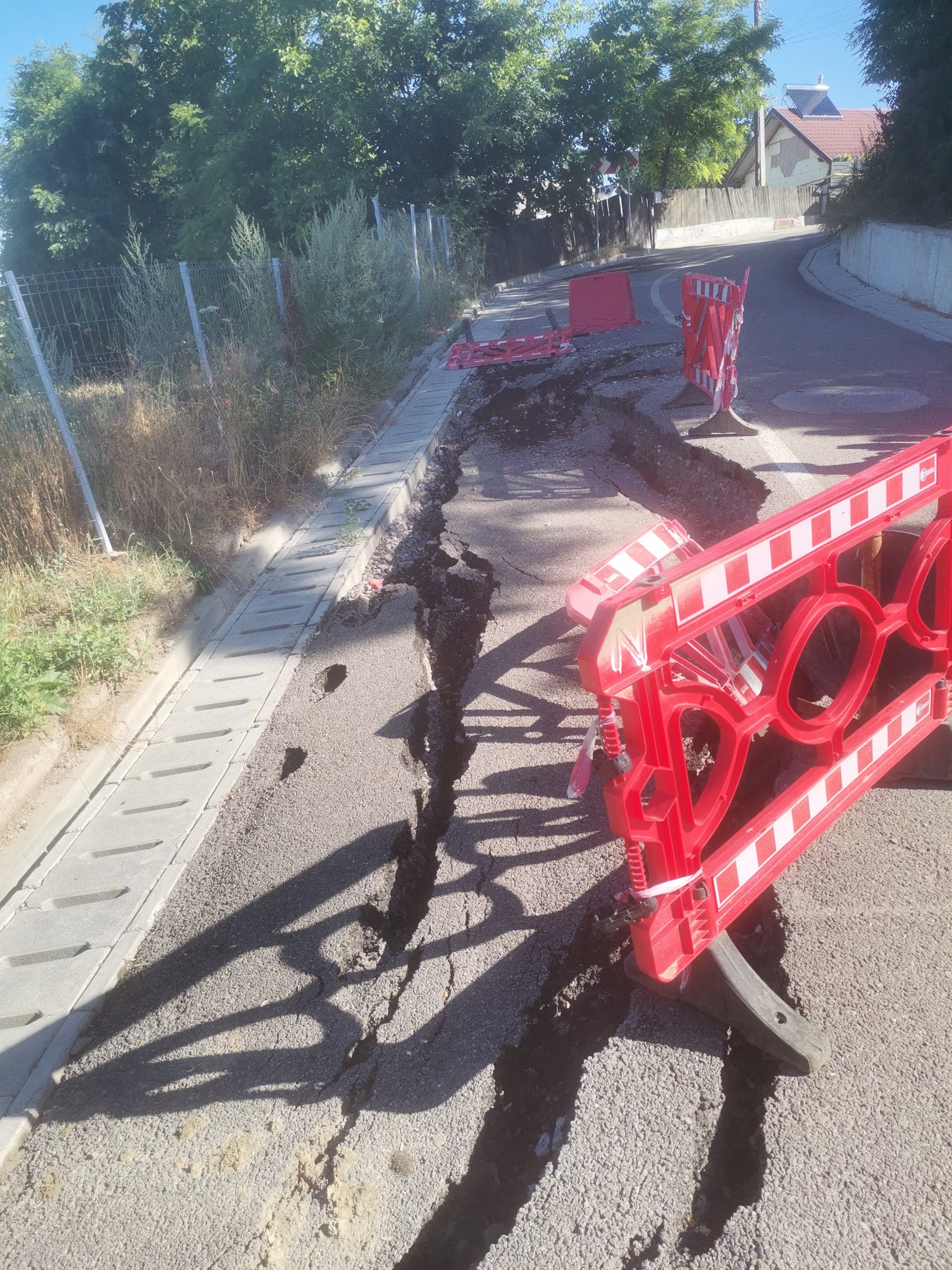 „Nimeni nu ne bagă în seamă": strada Zimbrului din Botoșani, surpată și lăsată în paragină