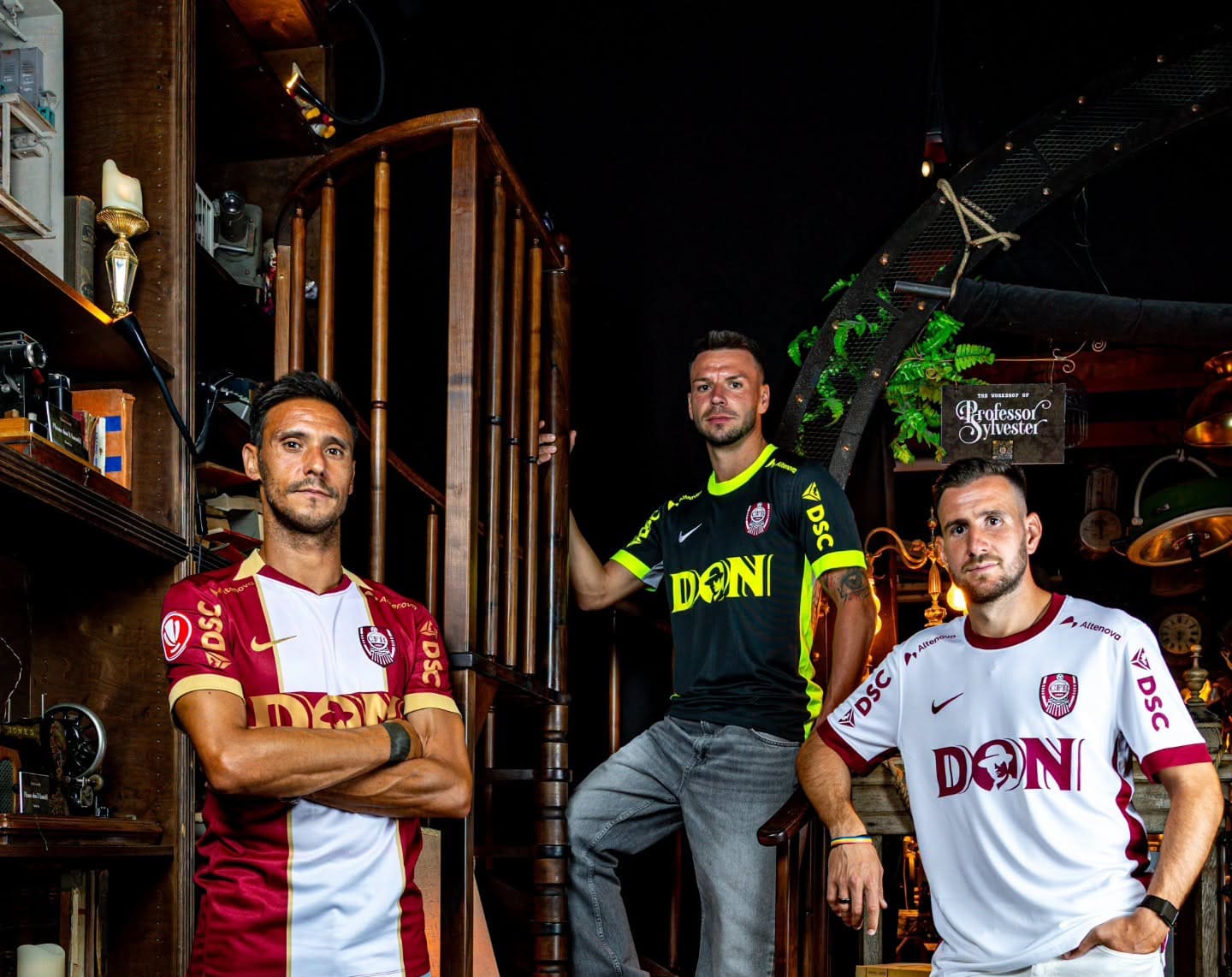Echipamente CFR Cluj pentru sezonul 2026-2027 expuse într-un decor industrial Echipamente CFR Cluj pentru sezonul 2026-2027 expuse într-un decor industrial