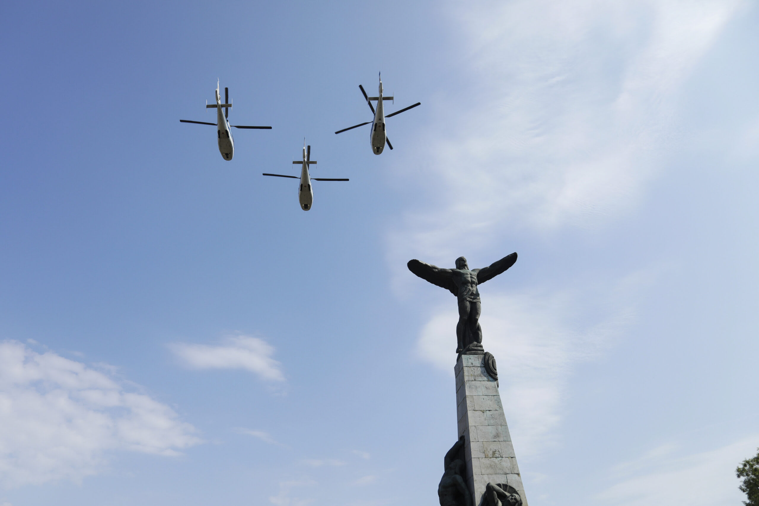 Aeronave militare survolând Bucureștiul în timpul antrenamentelor