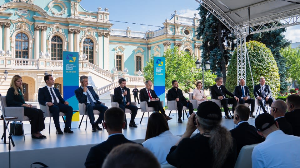 Nicușor Dan discutând cu autoritățile din Suceava