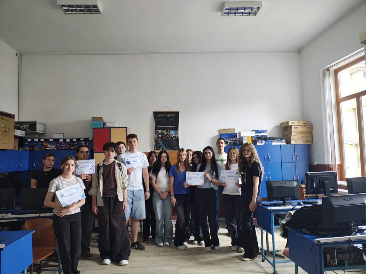 Elevi participând la activități educaționale la Colegiul Național Eudoxiu Hurmuzachi
