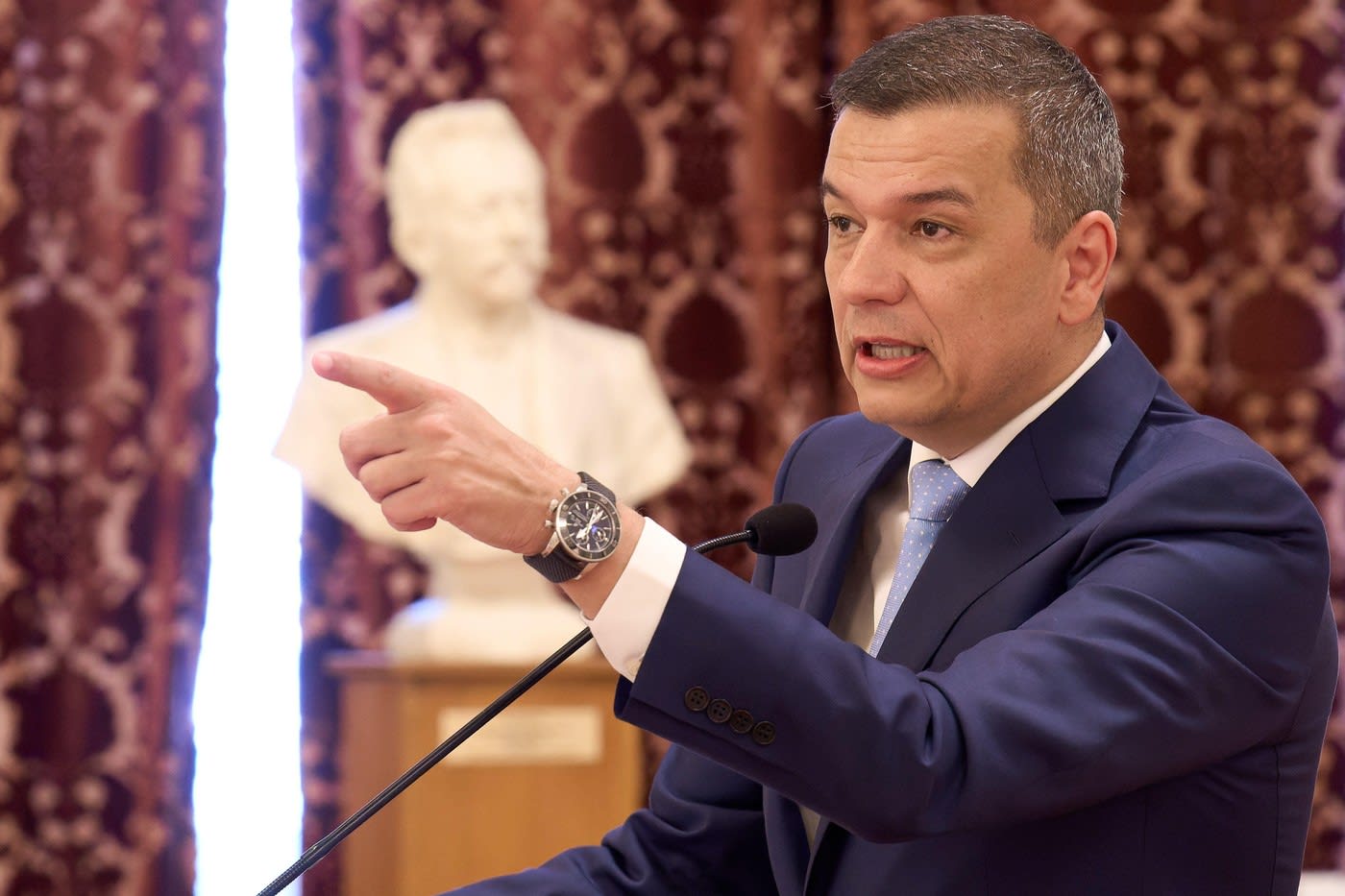 Gabriel Liiceanu la birou cu cărți