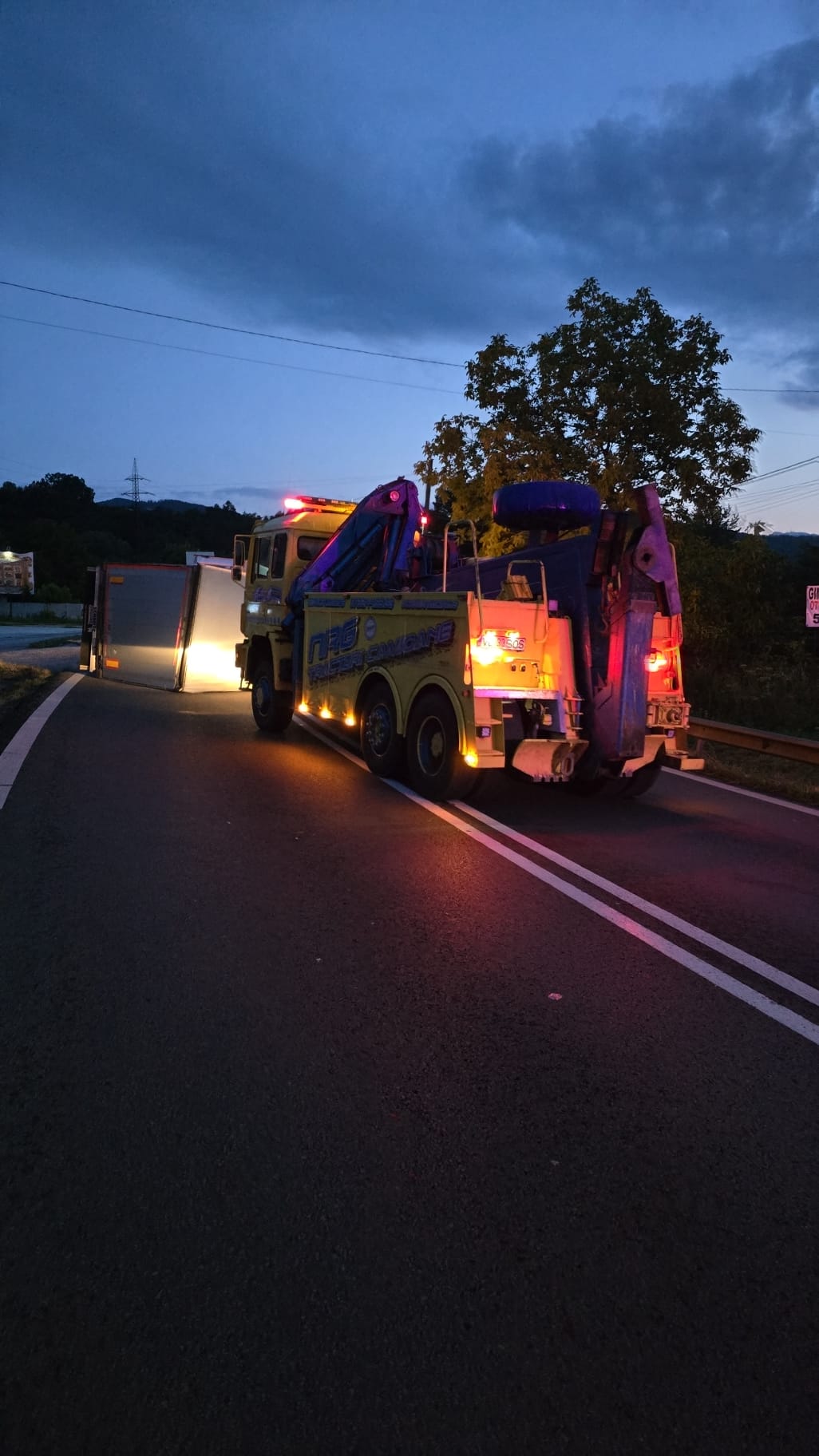 Autoturism intrat pe contrasens și TIR răsturnat pe DN 7 în Vâlcea