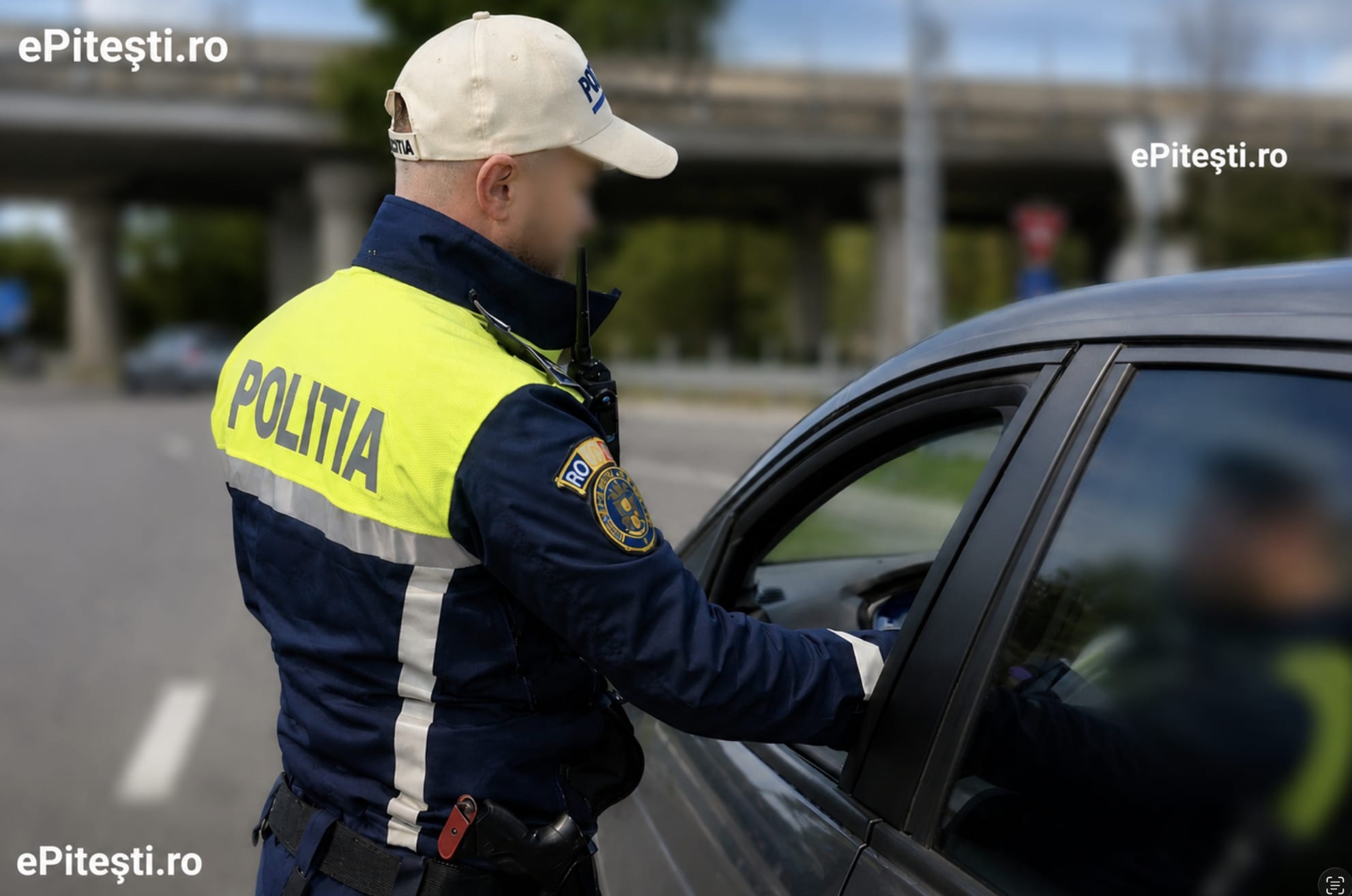 Mașină oprită în staționare cu motorul pornit pe stradă în România