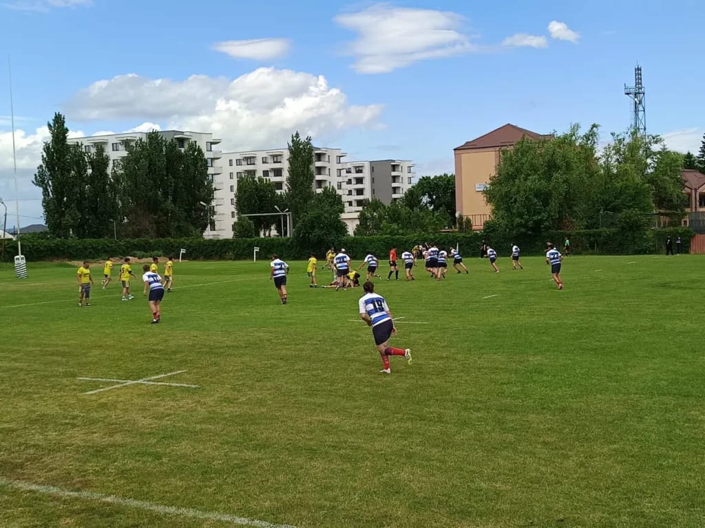 Copil jucând rugby pe terenul din Parcul Tineretului, Buzău