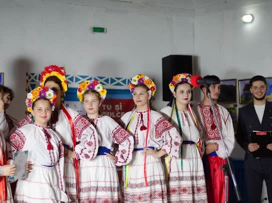 Ansamblu etnic în Piața Civică Tulcea, spectacol cultural tradițional