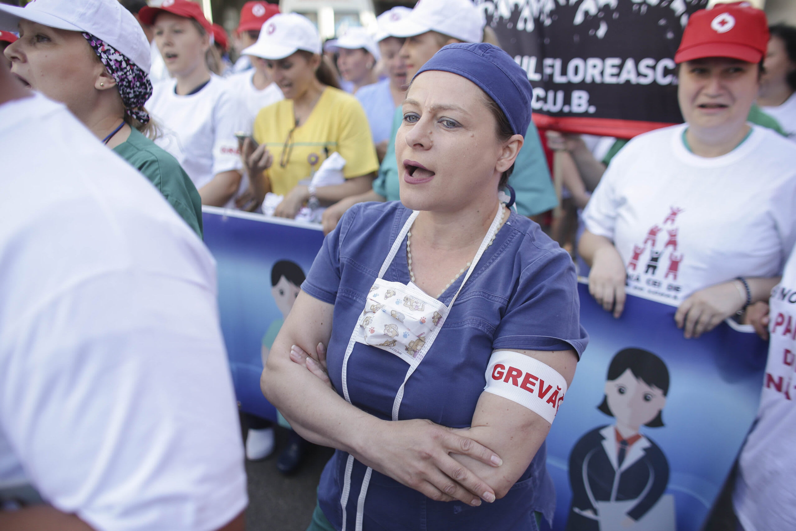 Medici și personal medical protestând în fața spitalelor din București