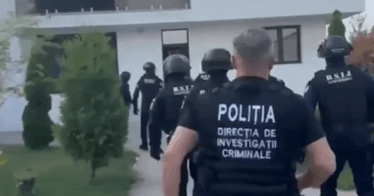 Polițiști DIICOT în timpul perchezițiilor la clanul Buricea Polițiști DIICOT în timpul perchezițiilor la clanul Buricea