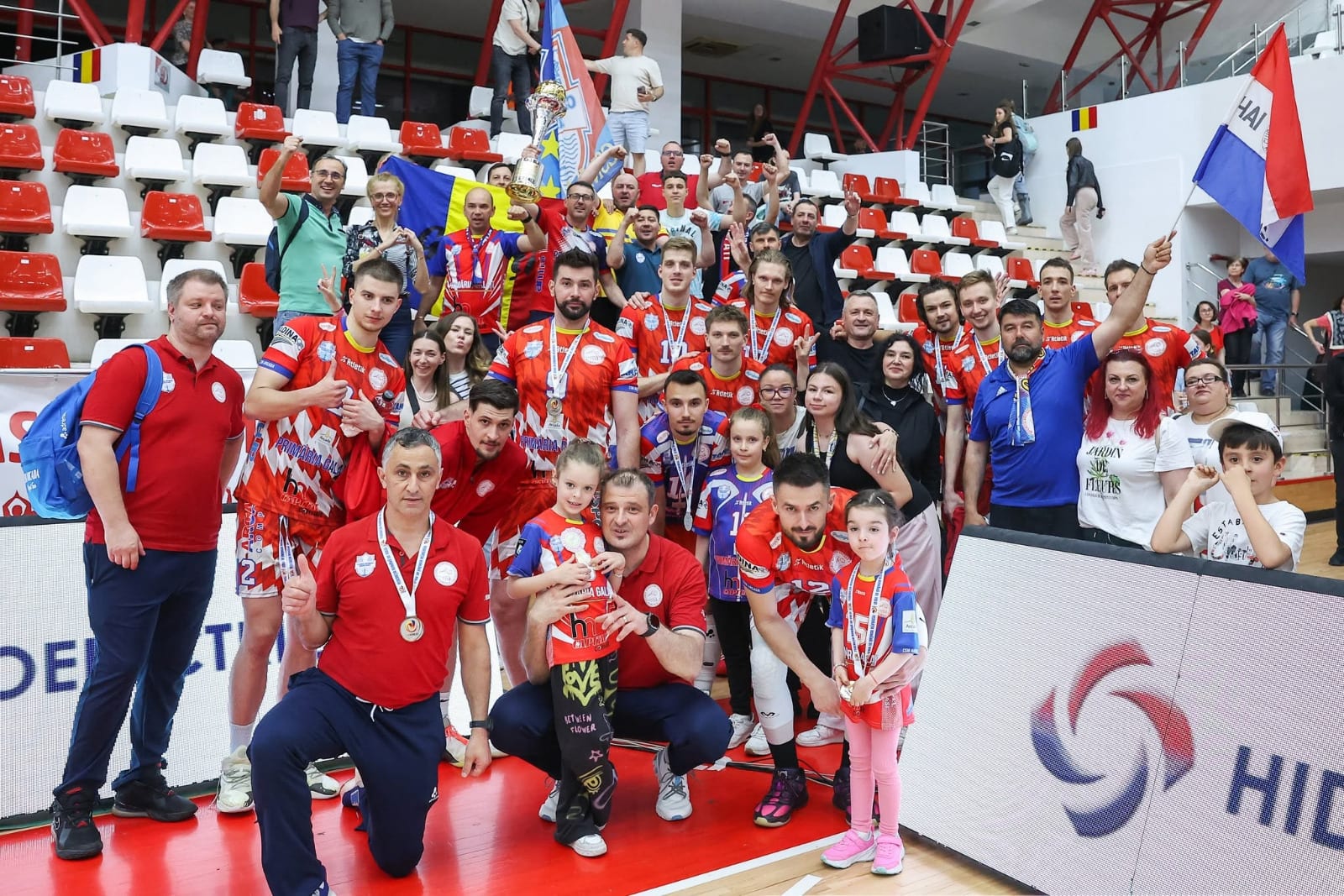 Jucători de volei CSM Arcada Galați în sala sporturilor Dunărea