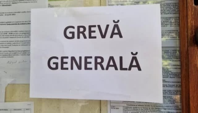 Angajați din sistemul sanitar protestând în fața unui spital din România