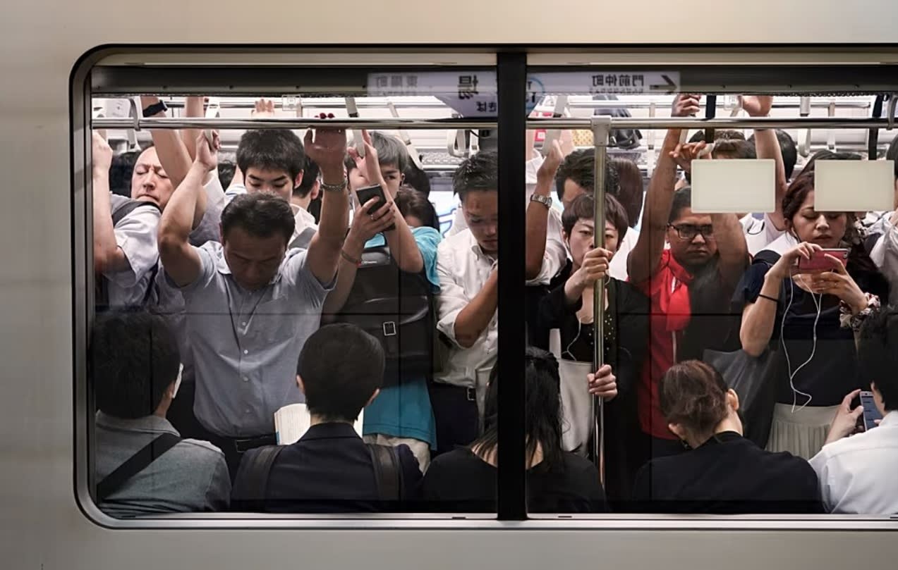 Funcționari publici din Tokyo poartă pantaloni scurți la serviciu în timpul caniculei
