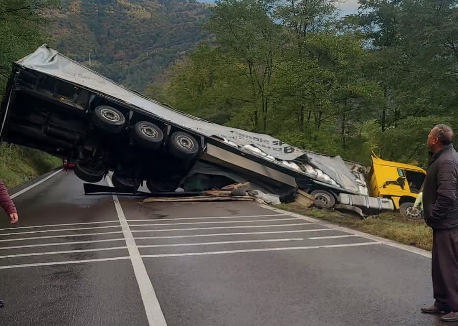 Autocamion răsturnat pe DN7 în Argeș, intervenție de urgență