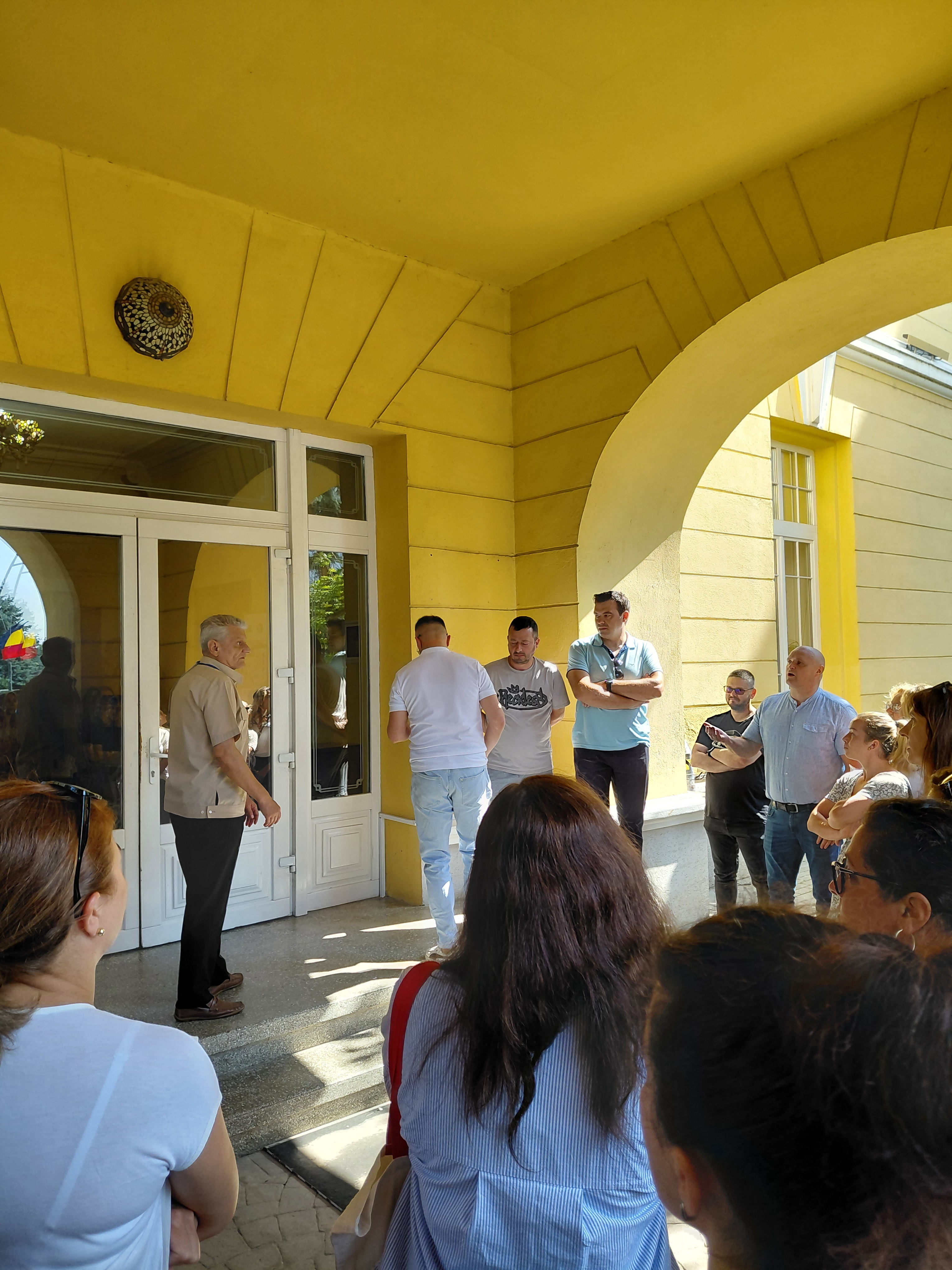 Bătaie de joc fără sfârșit: Copiii de la Școala Gimnazială Nr. 13, condamnați de trei ani să învețe în condiții greu de imaginat, iar primarul nu și-a făcut timp să vină în fața părinților Bătaie de joc fără sfârșit: Copiii de la Școala Gimnazială Nr. 13, condamnați de trei ani să învețe în condiții greu de imaginat, iar primarul nu și-a făcut timp să vină în fața părinților