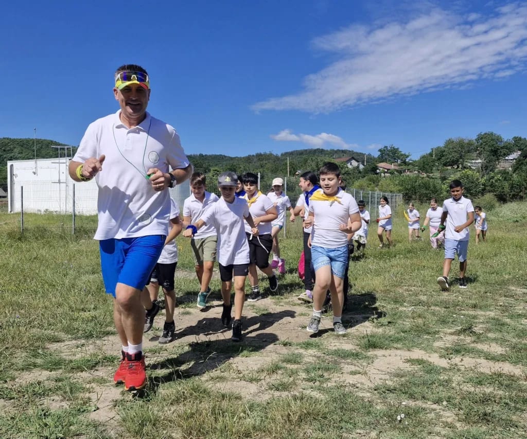 Copii participând la activități în curtea școlii din Homești