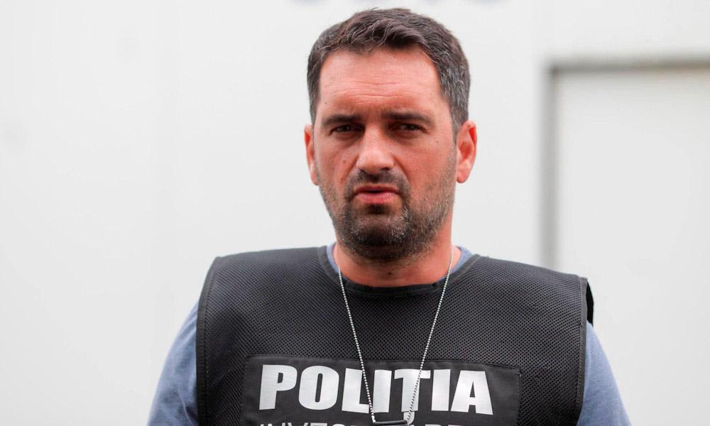 Polițist în uniformă solicitând donare de sânge, spital din București