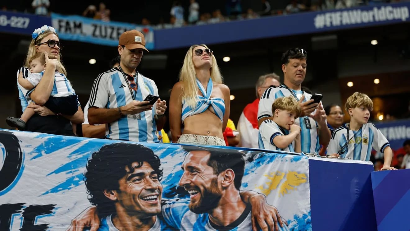 Leo Messi în tricoul Argentinei, pasând în meciul cu Anglia, în CM 2026