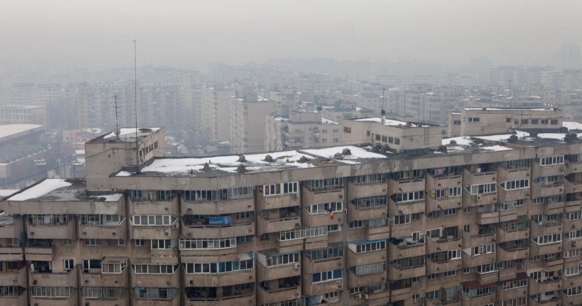 Clădire veche cu risc seismic maxim în București, cu turiști în apropiere
