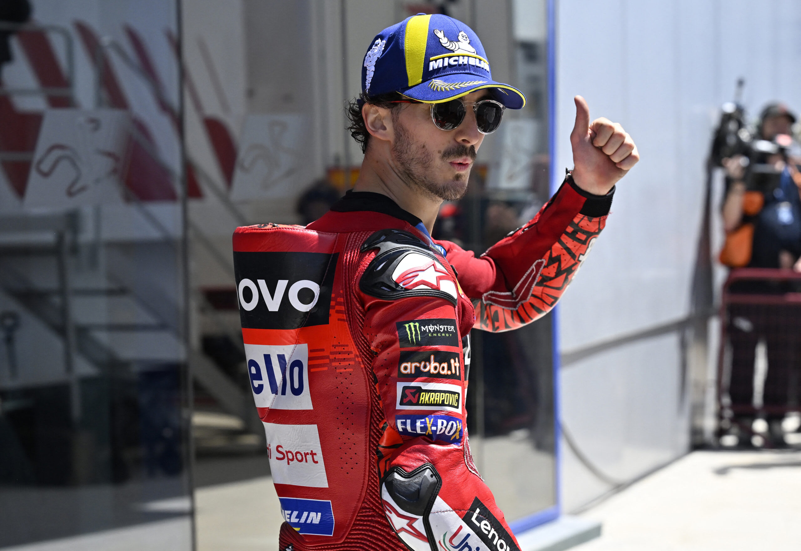 Francesco Bagnaia în echipament de curse pe circuitul de la Silverstone