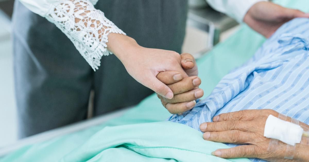 Medici și pacient într-un cabinet medical francez