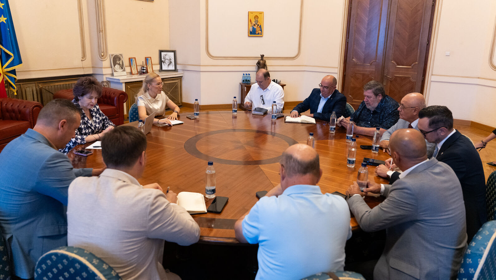 Reprezentanți sindicali și lideri politici în discuție