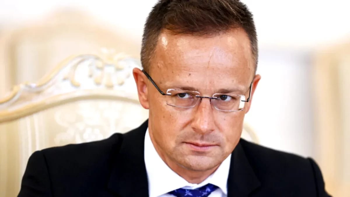 Péter Szijjártó în fața unei fabrici BYD în Ungaria