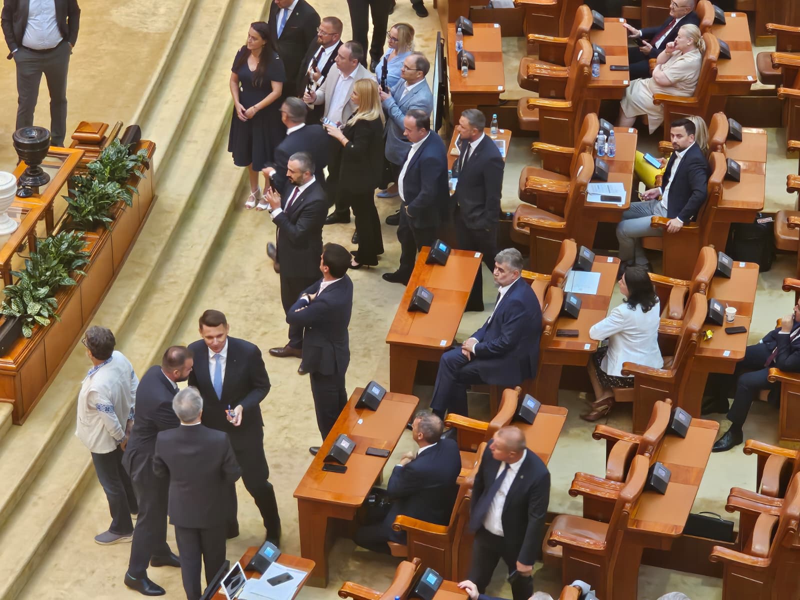 Parlament în sesiune, politicieni negociază formarea majorității