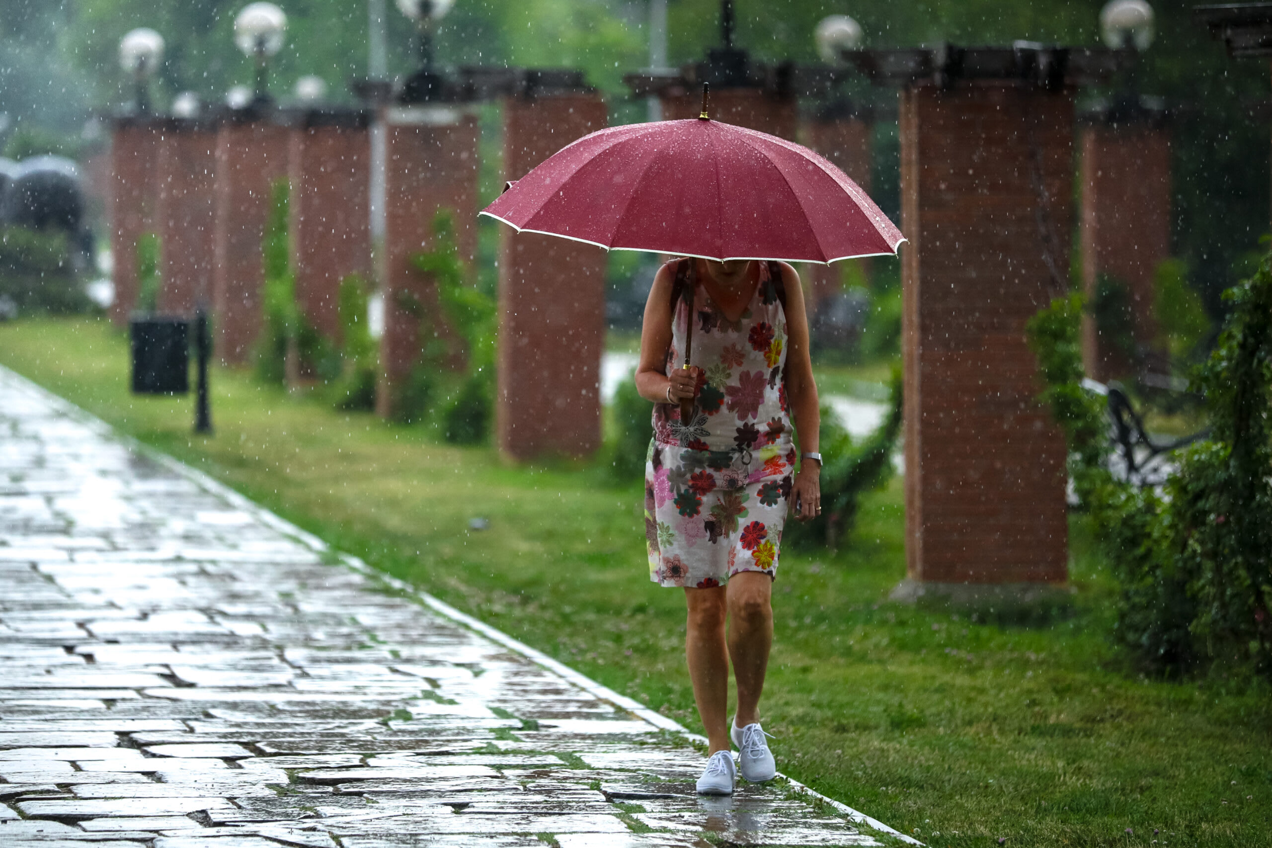 Vânt puternic și ploi în București, vreme de vară