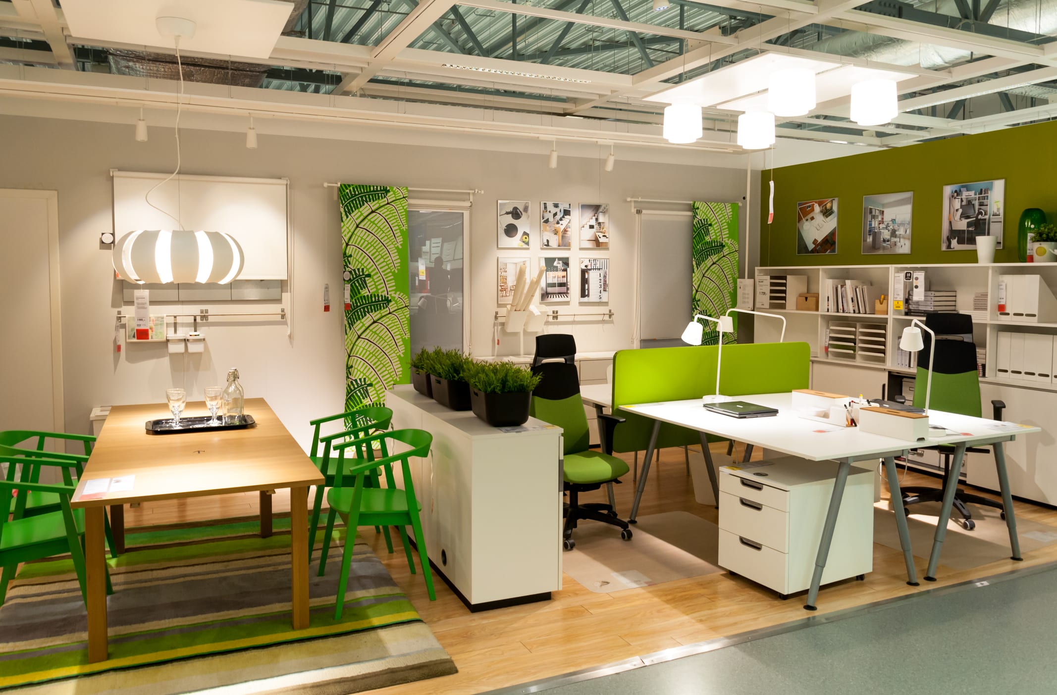 Clienți în interiorul noului studio Ikea din București, consultanță pentru amenajare