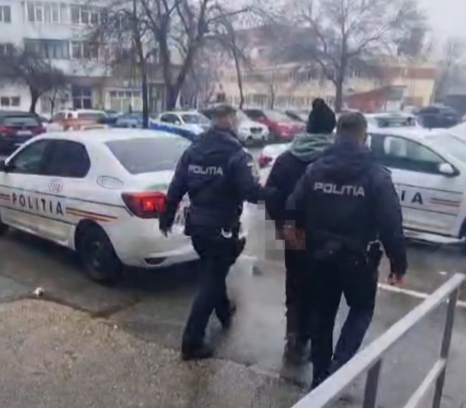 Polițist în uniformă arestând suspect în Craiova