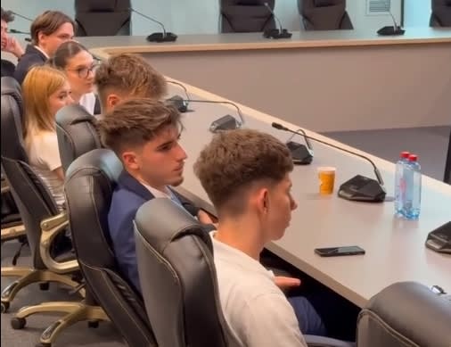 Primar și viceprimari discuție cu copiii despre proiecte în sala de ședințe